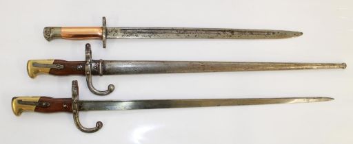 Two 1875 bayonets "Mre D'armes de St. Etienne", one with original scabbard. WW1 Lee Enfield
