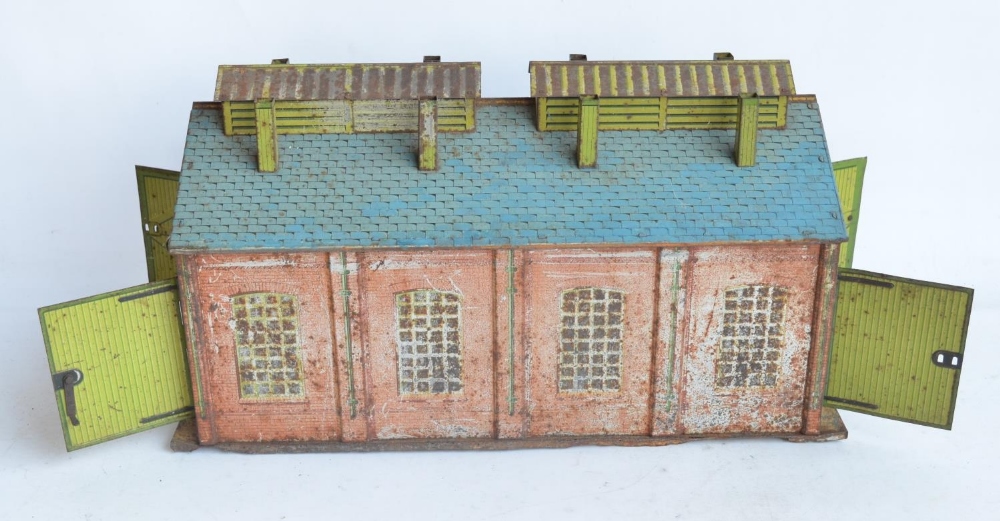 Vintage Hornby Meccano O gauge tinplate lithographed No2 locomotive shed in fair condition for - Image 2 of 7