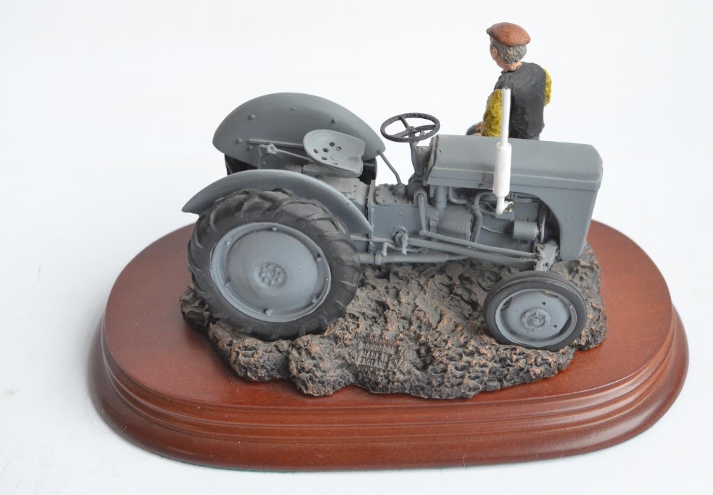 Two well presented farming related dioramas to include resin/ceramic grey tractor with resting - Bild 3 aus 8