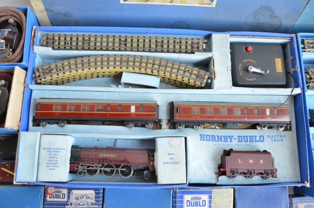 Collection of vintage Hornby Dublo (3 rail electric) railway models and accessories to include boxed - Image 3 of 12