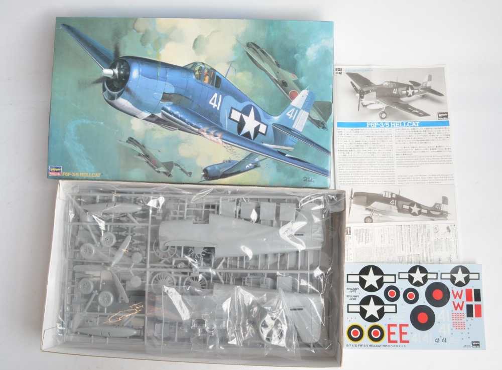 Two unbuilt 1/32 scale US Navy aircraft plastic model kits to include Hasegawa F6F-3/5 Hellcat (ST7) - Image 2 of 4