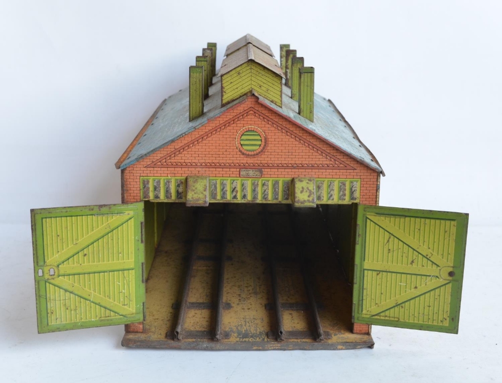 Vintage Hornby Meccano O gauge tinplate lithographed No2 locomotive shed in fair condition for - Image 3 of 7
