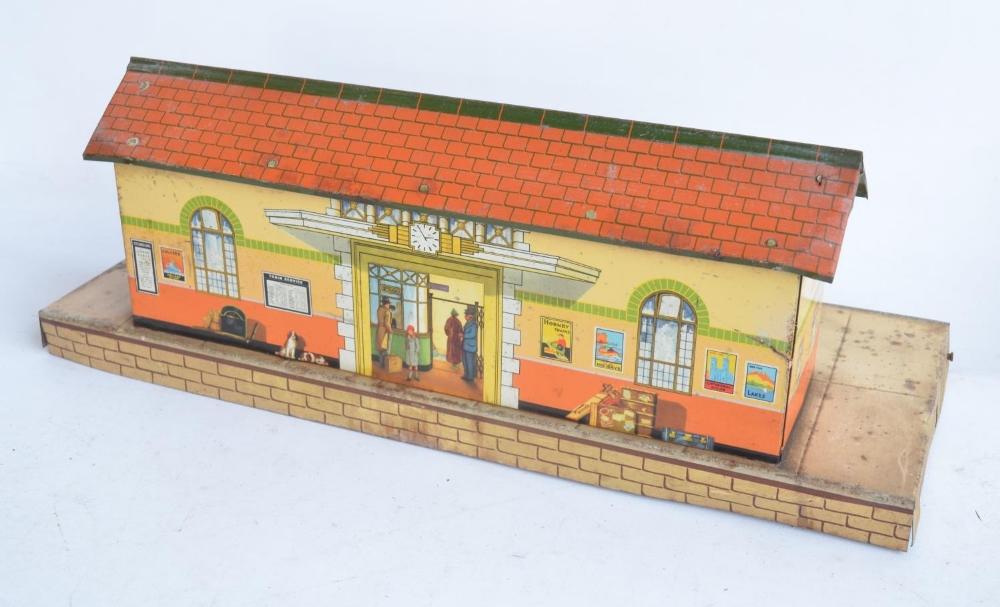 Collection of unboxed vintage Hornby Meccano O gauge lithographed tinplate buildings and 4 passenger - Image 3 of 12