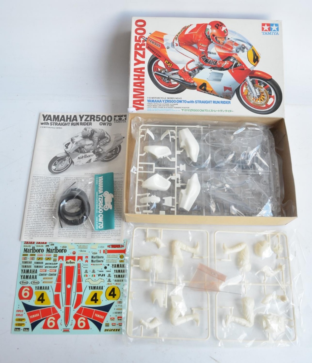 Two unbuilt 1/12 scale Yamaha YZR500 motorcycle plastic model kits with included driver figures from - Image 2 of 6
