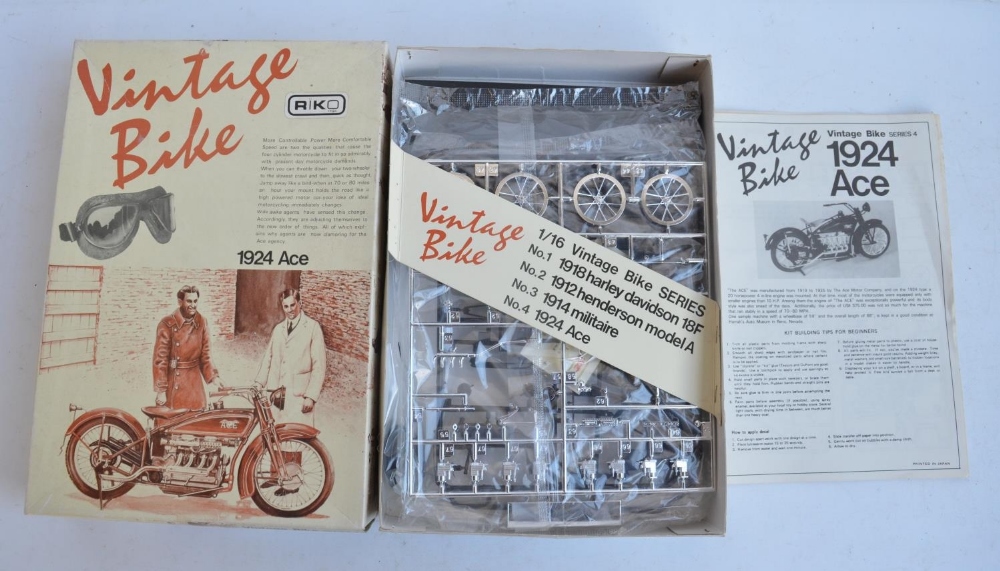 Four 1/16 scale Vintage Bike Series plastic model motorcycle kits from Aoshima to include 1912 - Image 3 of 4