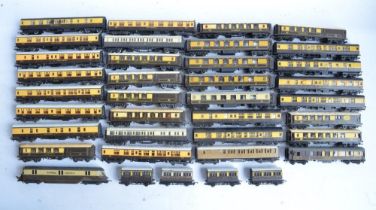 Collection of previously run unboxed OO gauge passenger coaches to include Hornby, Tri-ang and