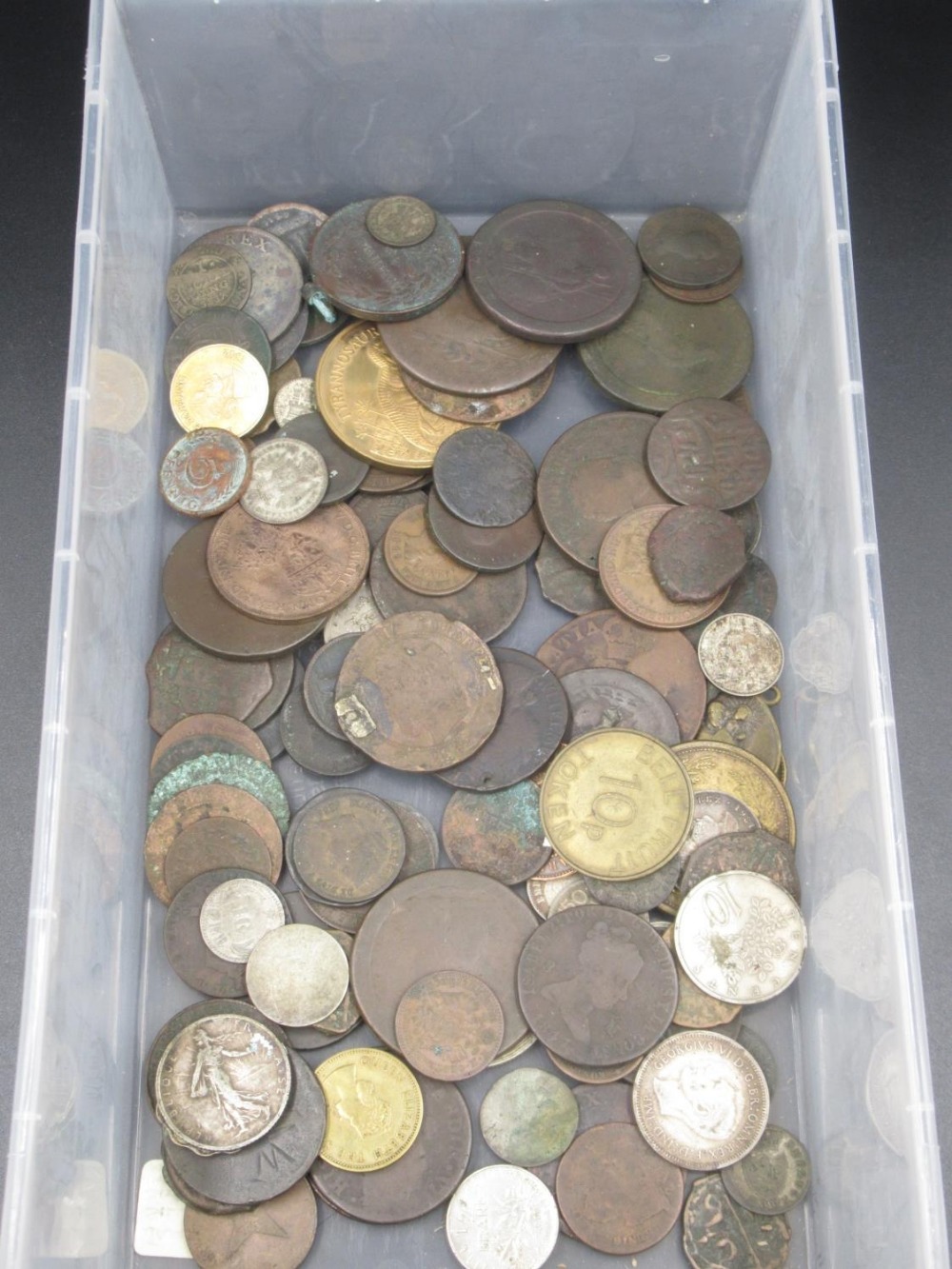 Collection of assorted British and International coins and tokens from the 18th, 19th and 20th - Bild 2 aus 8