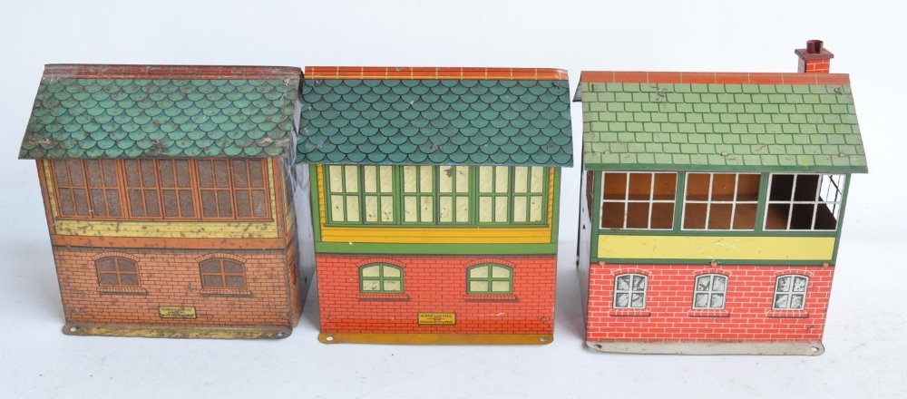 Collection of unboxed vintage Hornby Meccano O gauge lithographed tinplate buildings and 4 passenger - Image 4 of 12
