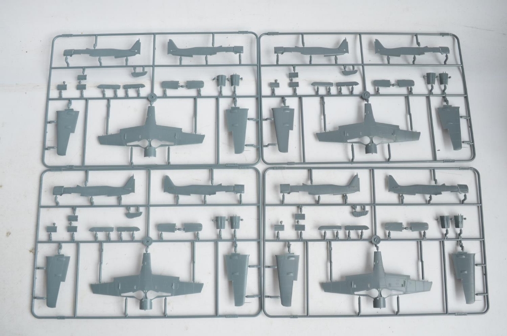 Collection of model kits to include Eduard Royal Class R0012 1/72 Fw190A-8 set with 4 Fw190A-8 - Image 3 of 12