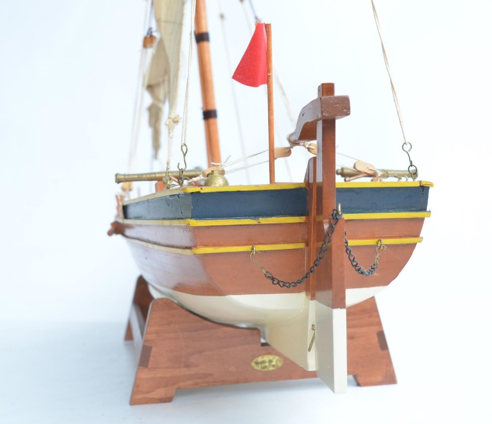 Well constructed wooden plank on frame static model of a Napoleonic Wars era 12 oar British - Image 4 of 5