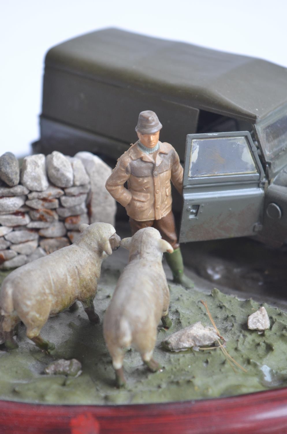 Two well presented farming related dioramas to include resin/ceramic grey tractor with resting - Bild 6 aus 8