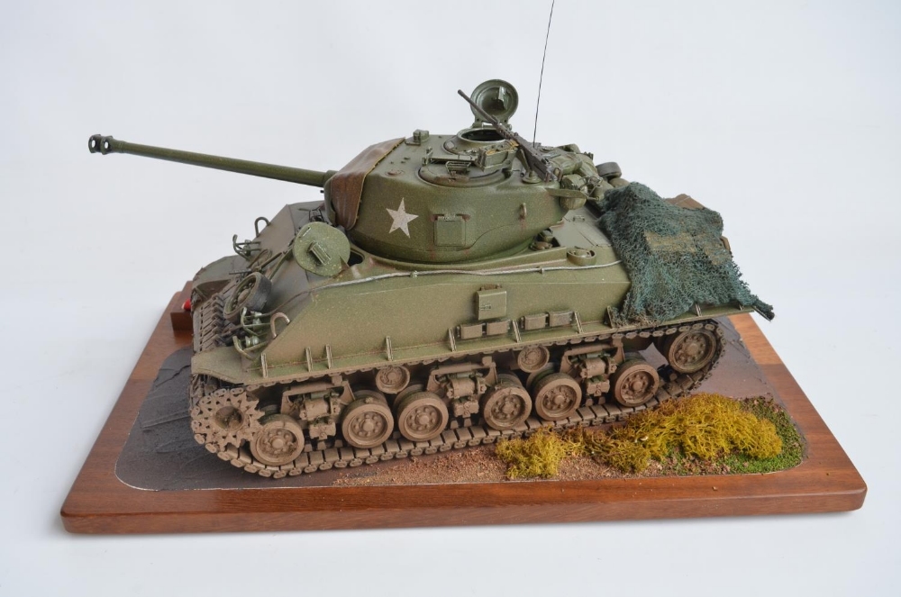 Competently built 1/16 scale Trumpeter Sherman M4A3 Easy Eight (WWII) plastic model kit with 76mm - Image 2 of 6