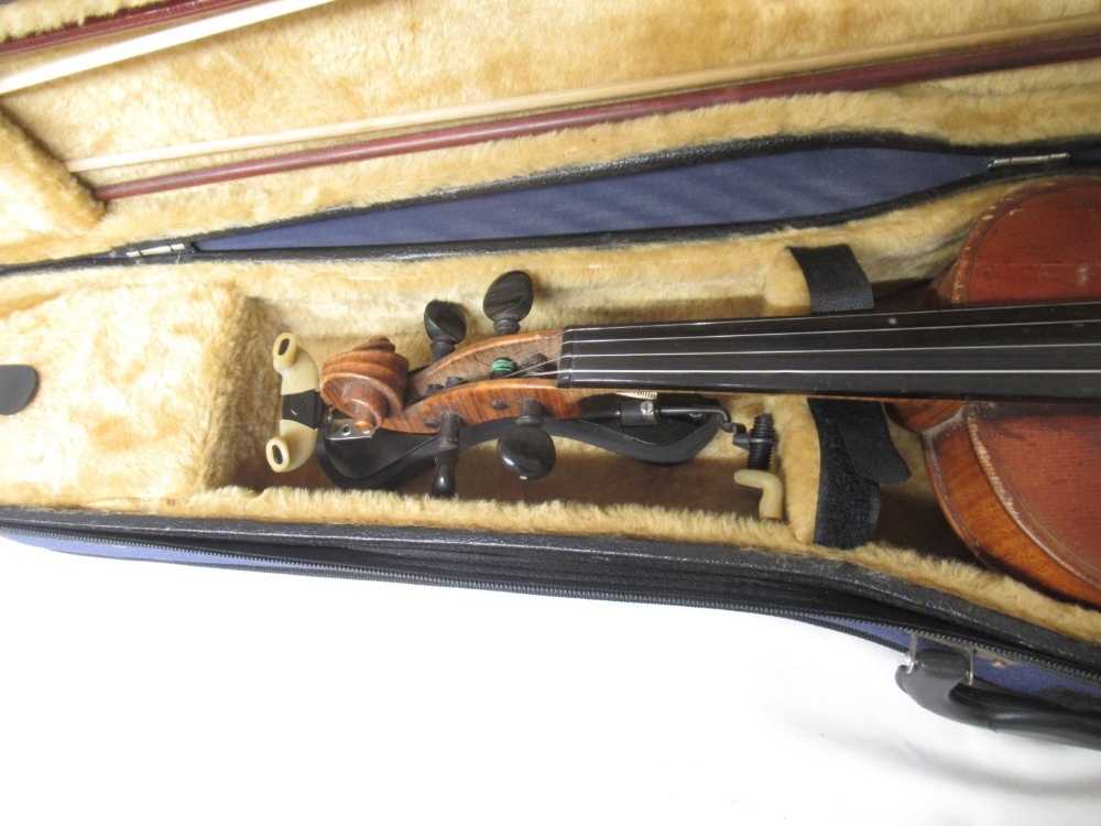 Three unnamed violins, 2 with 2 bows in travel cases and another lacking bow in travel box (Victor - Bild 8 aus 12