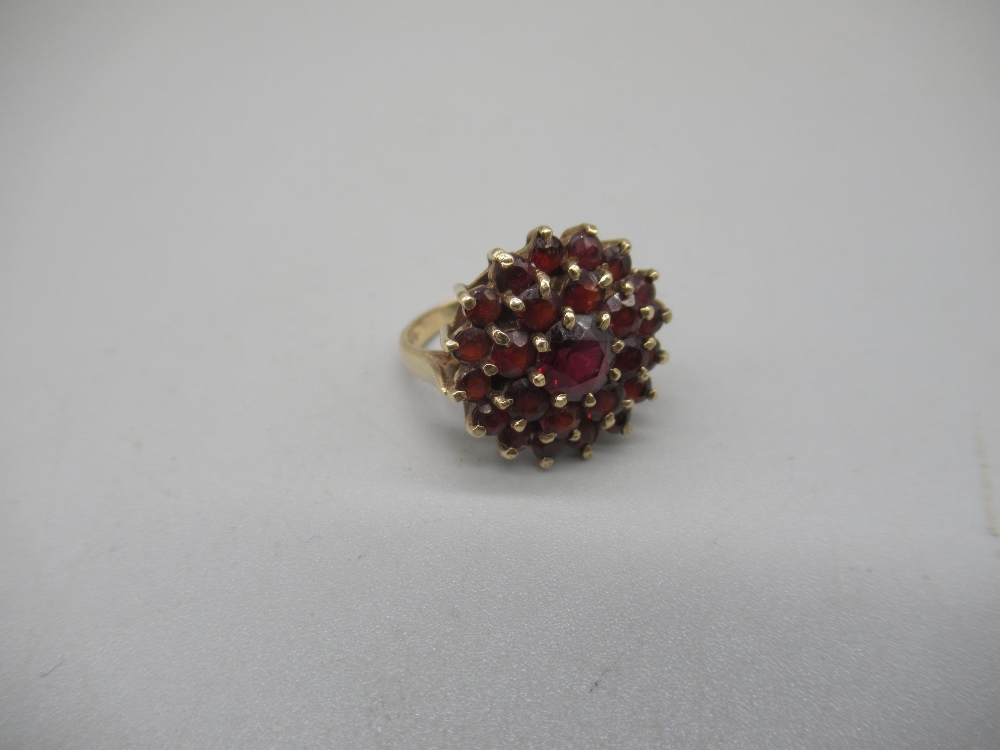 9ct yellow gold cluster ring set with dark red stones, stamped 375, size K, 4.1g - Image 3 of 6