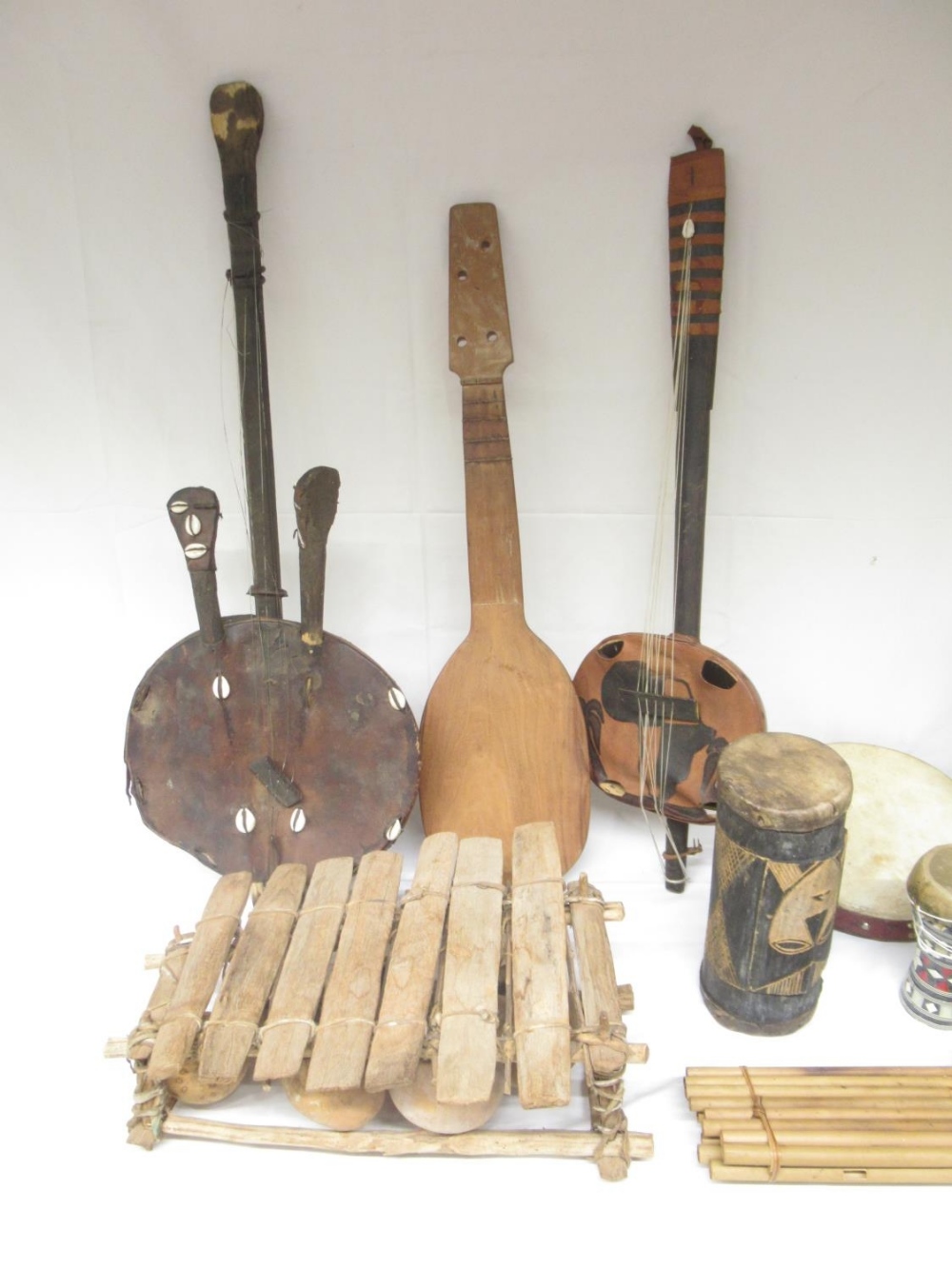 Mixed collection of Tribal/Indigenous musical instruments to inc. Xylophones, string instr - Bild 3 aus 4