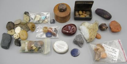 Unmounted and uncut gemstones including lapis lazuli, agate etc. (Victor Brox collection)