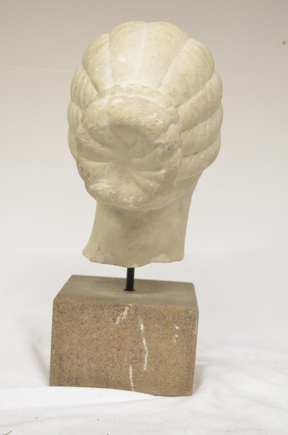 Marble carved head of a Roman style lady/Aphrodite with platted hair set on stone plinth. H36cm ( - Bild 4 aus 4