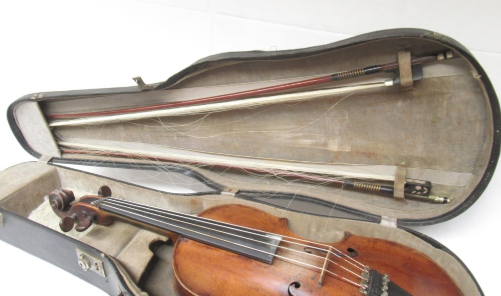 Three unnamed violins, 2 with 2 bows in travel cases and another lacking bow in travel box (Victor - Bild 5 aus 12