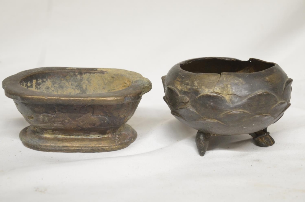 Circular Japanese bronze pot on 3 legs in the shape of a lotus flower (diameter 12cm) and a bronze - Image 2 of 4