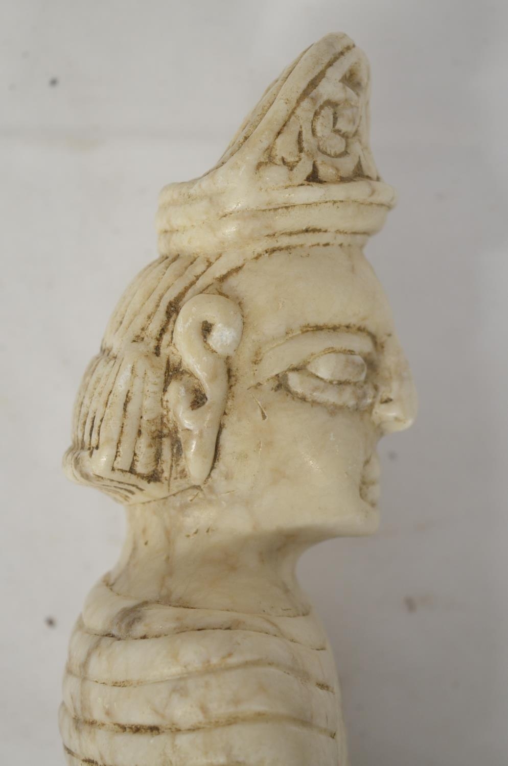 Carved marble figure, origin unknown possibly South American with the figure of a bird carved to the - Bild 6 aus 6