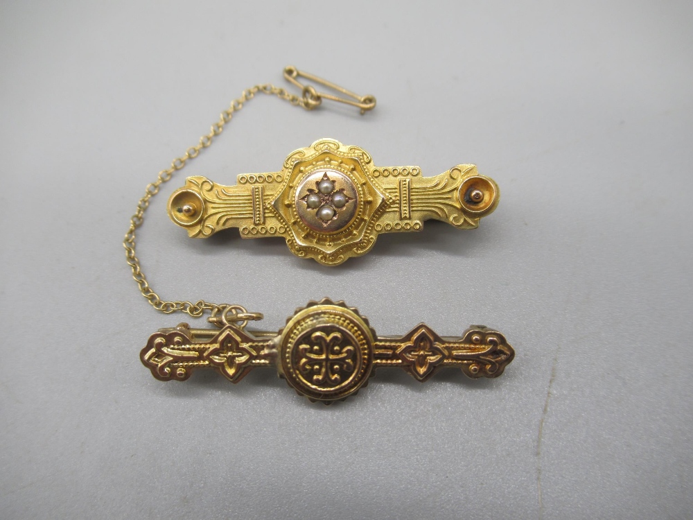 Two Victorian 9ct yellow gold Etruscan style bar brooches, one set with seed pearls, both stamped - Bild 6 aus 6