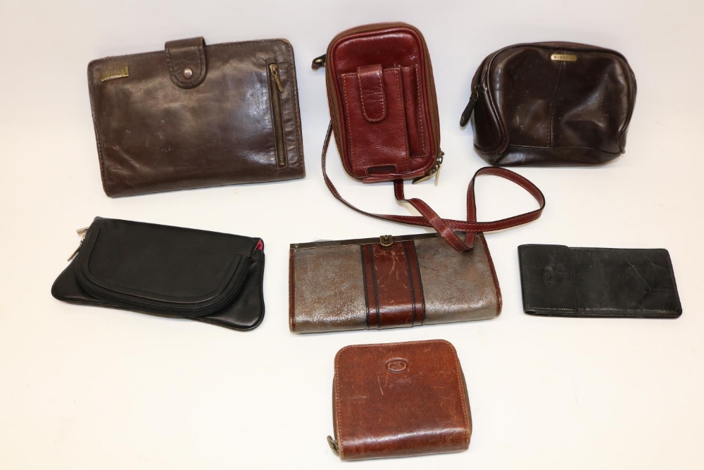 Seven leather bags and wallets, of brands such as Fossil, Graffiti, Numero Verde, etc