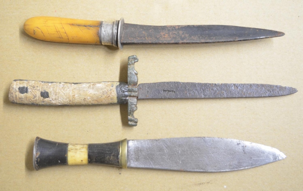 Collection of historical knives to include a Spanish dress dagger, African tribal knife with horn - Image 4 of 5