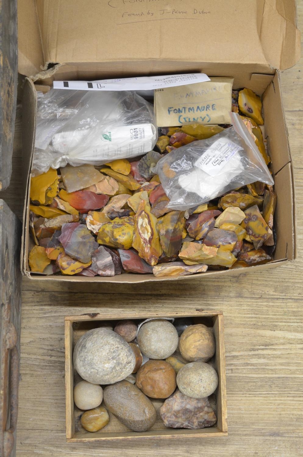 Large collection of neolithic stone and flint tools, sling shot pebbles and minerals (Victor Brox - Image 3 of 5