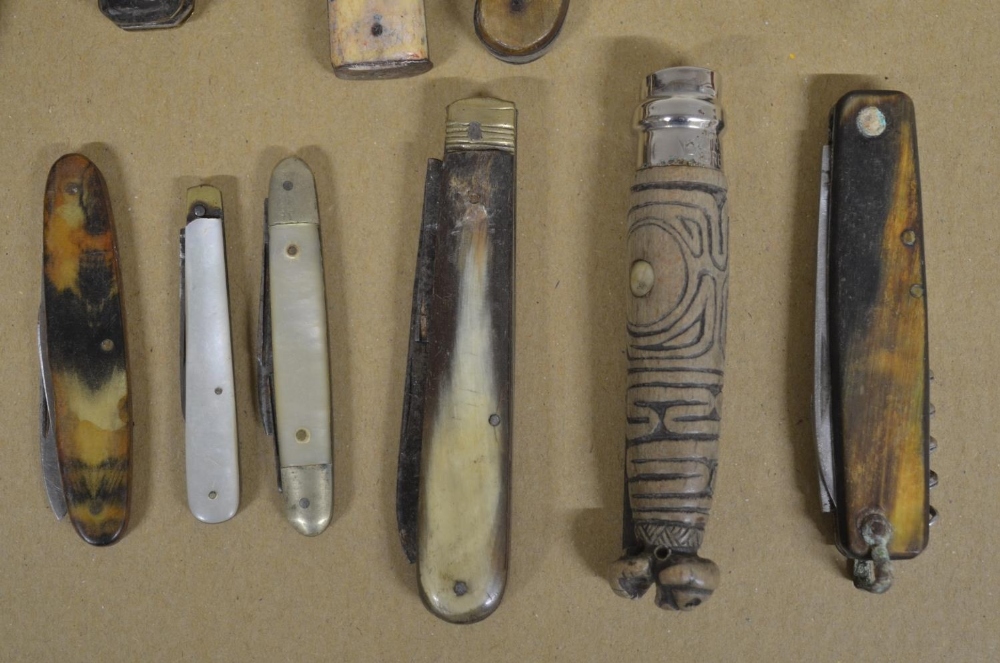 Collection of 12 pocket knives of various styles including bone, horn and mother of pearl handled - Image 2 of 7