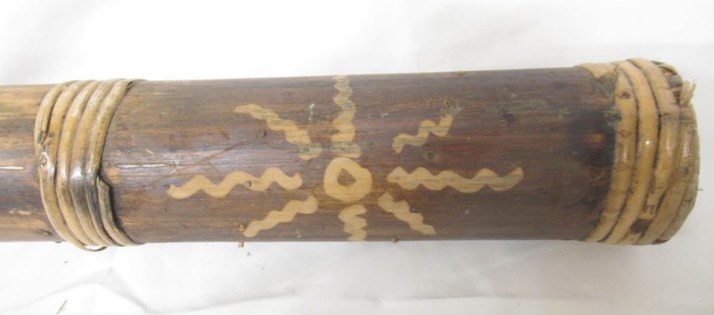 Carved didgeridoo with images of Kangaroo, Snakes, etc. carved wood 4-string instrument lacking 2 - Bild 9 aus 14