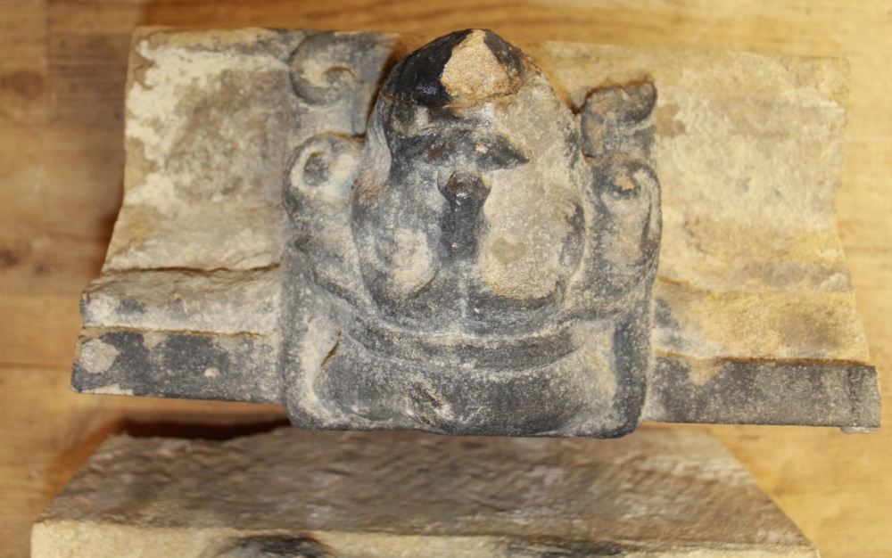 Pair of French ecclesiastical sculpted heads with accompanying church masonry (Victor Brox - Bild 3 aus 4