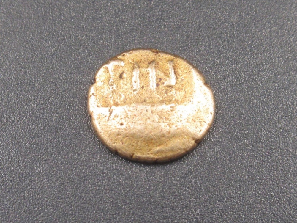 Celtic/Belgic Migration quarter gold stater, heavy wear to coin, (0.7g) (Victor Brox collection) - Image 2 of 2