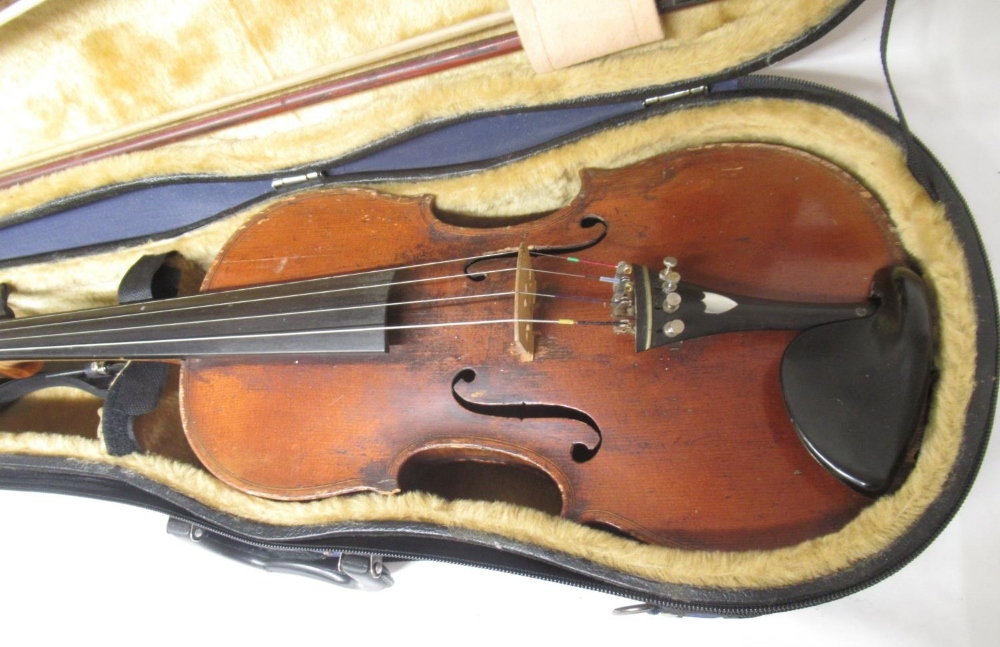 Three unnamed violins, 2 with 2 bows in travel cases and another lacking bow in travel box (Victor - Bild 7 aus 12