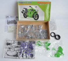 Unbuilt 1/9 scale Kawasaki Ninja ZX-7R highly detailed plastic motorbike model kit from Protar,