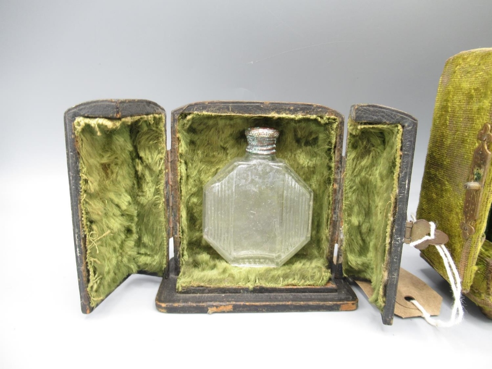 Two 19th century travelling perfume cases lined with green velvet, probably French, max. H11cm - Image 3 of 3