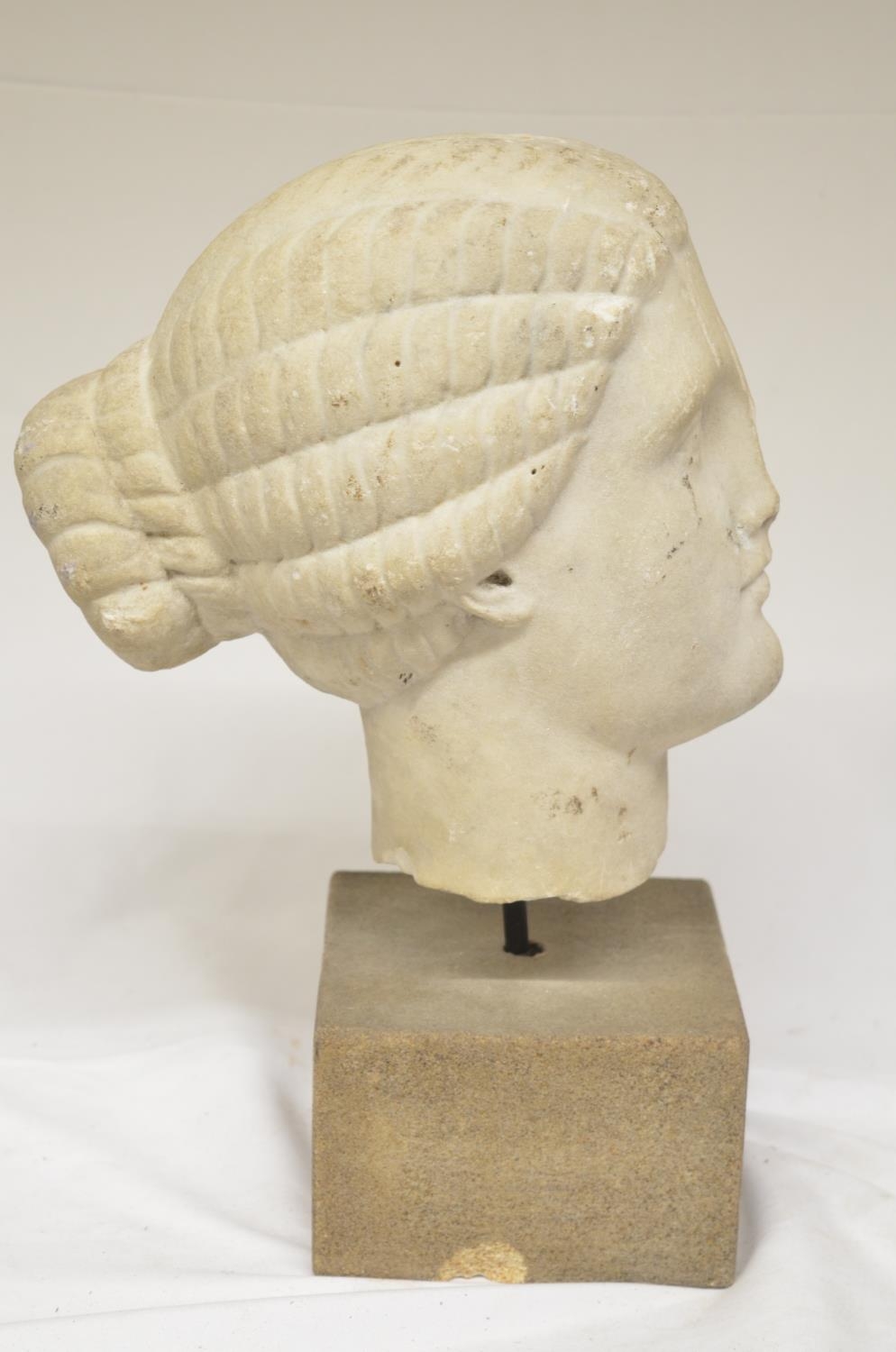Marble carved head of a Roman style lady/Aphrodite with platted hair set on stone plinth. H36cm ( - Bild 3 aus 4