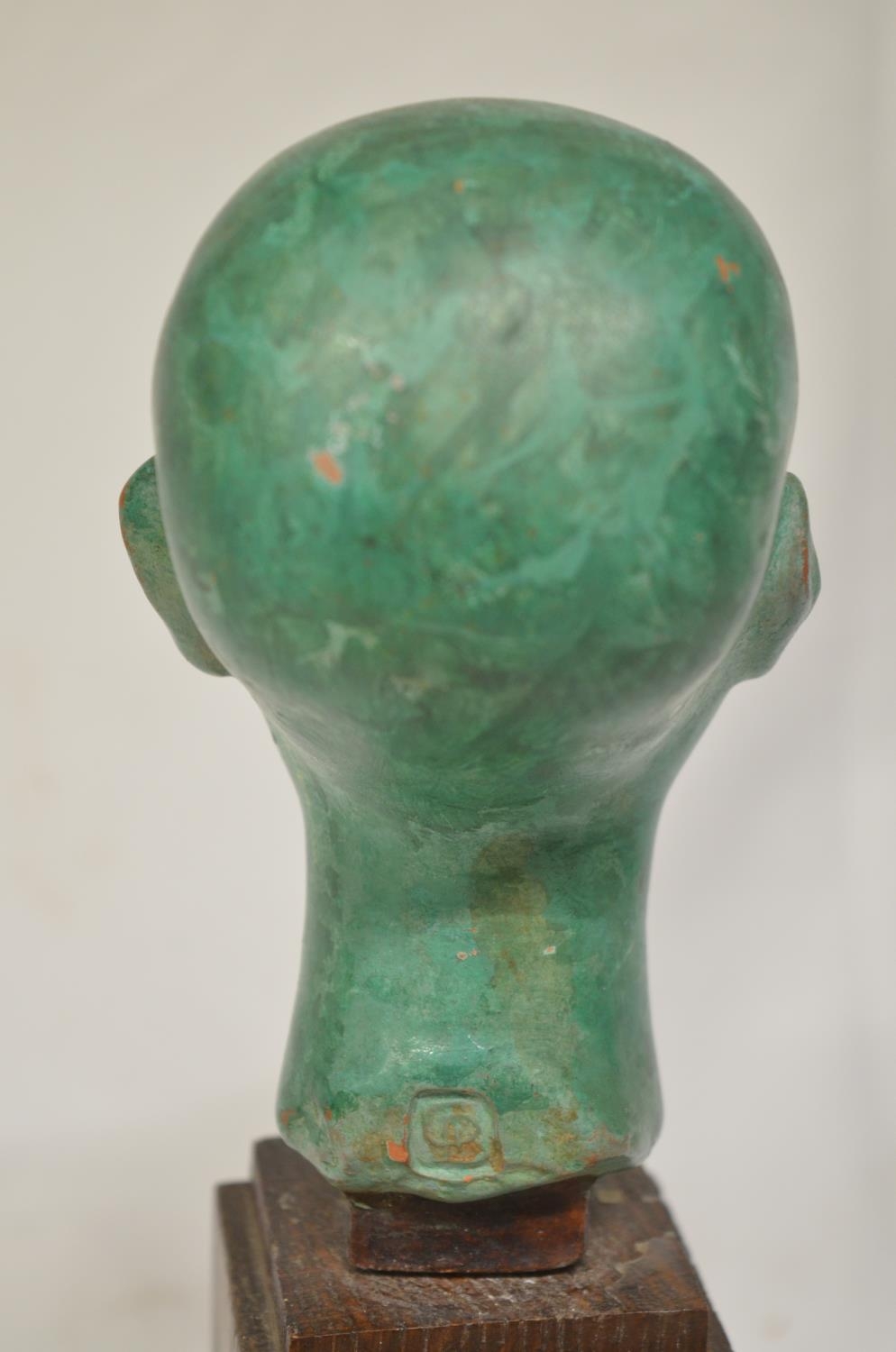 Modern reproduction green coloured female Egyptian style head (H23cm), a smaller and ancient - Bild 5 aus 5