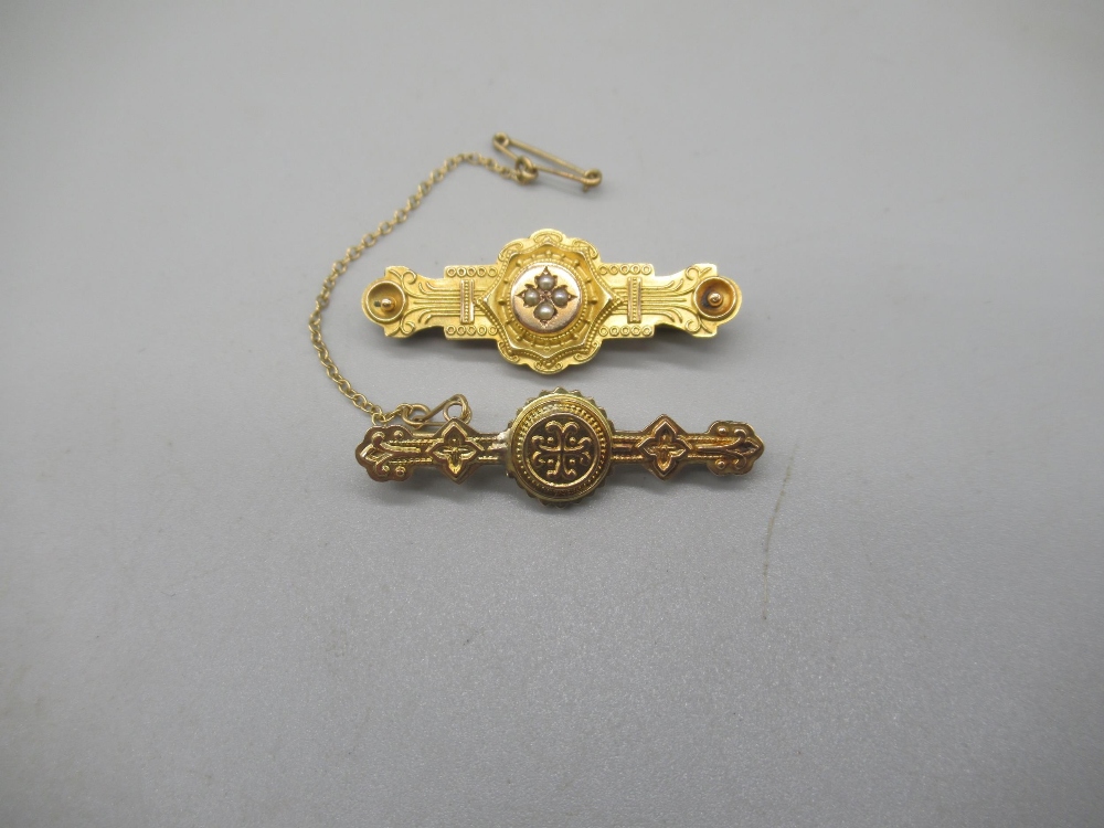 Two Victorian 9ct yellow gold Etruscan style bar brooches, one set with seed pearls, both stamped - Bild 3 aus 6