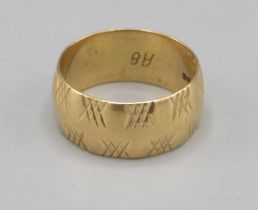 18ct yellow gold wedding band with hatched design, stamped 750, size J1/2, 5.4g