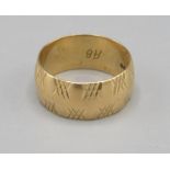 18ct yellow gold wedding band with hatched design, stamped 750, size J1/2, 5.4g