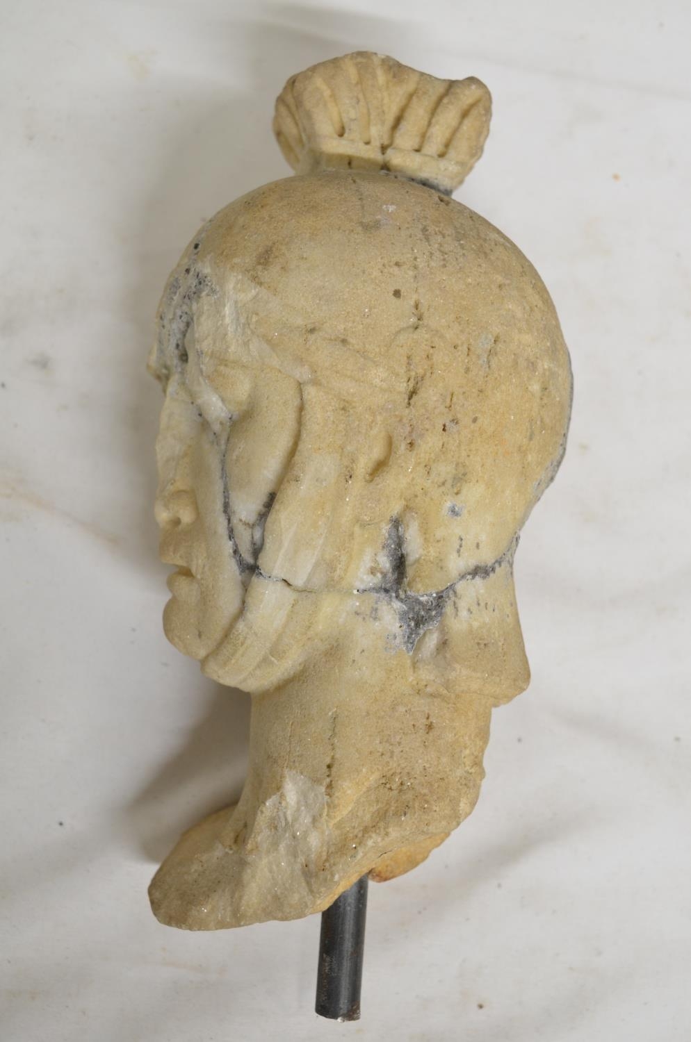 Carved marble head of a Roman soldier, damaged and pieced back together. With vertical stand rod, no - Bild 2 aus 4