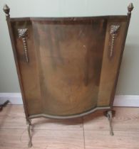 C20th brass serpentine fire screen, with urn finials and on pad feet, W51cm H70cm
