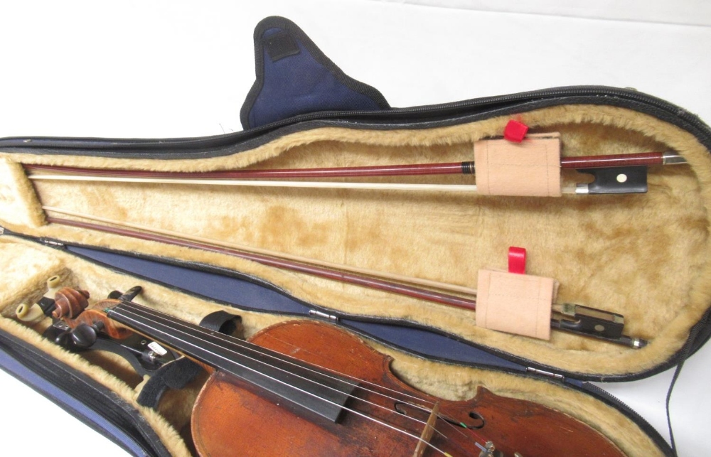 Three unnamed violins, 2 with 2 bows in travel cases and another lacking bow in travel box (Victor - Bild 9 aus 12