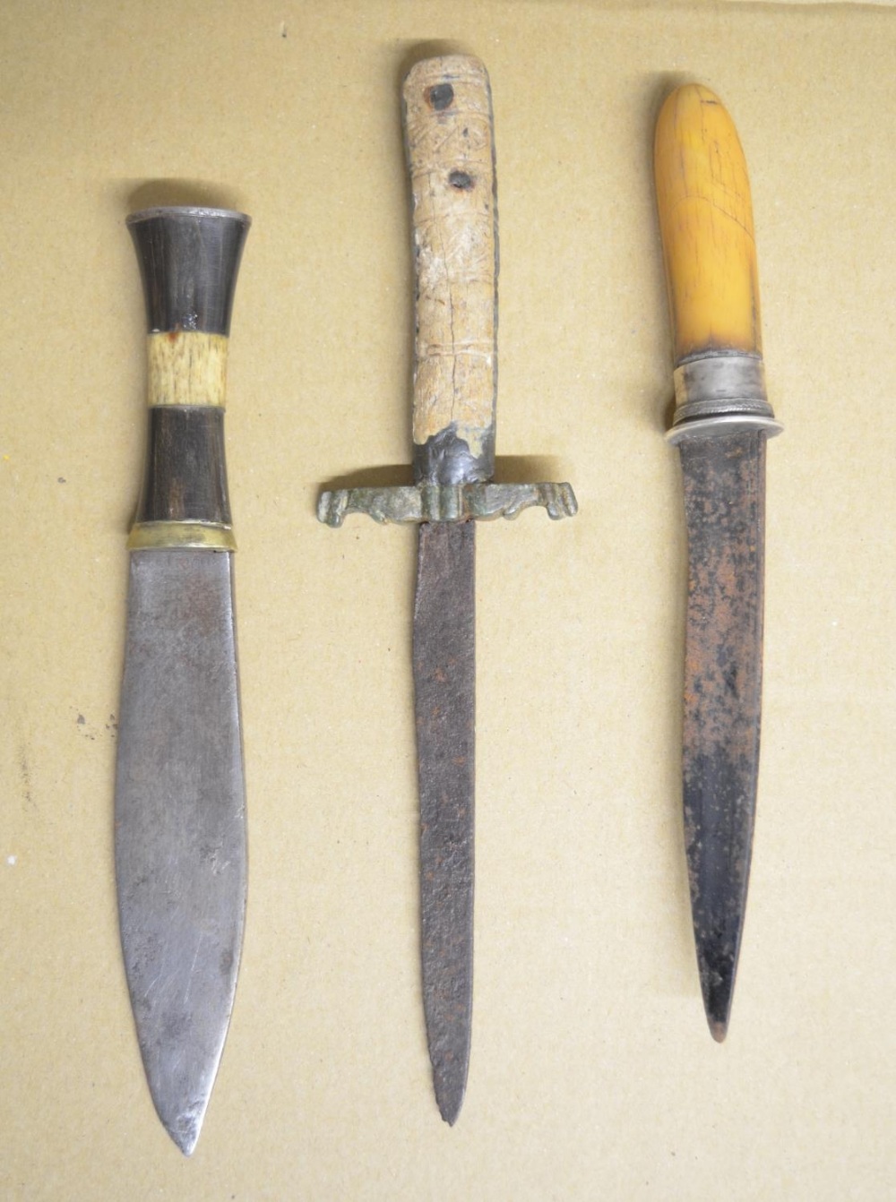 Collection of historical knives to include a Spanish dress dagger, African tribal knife with horn - Image 3 of 5
