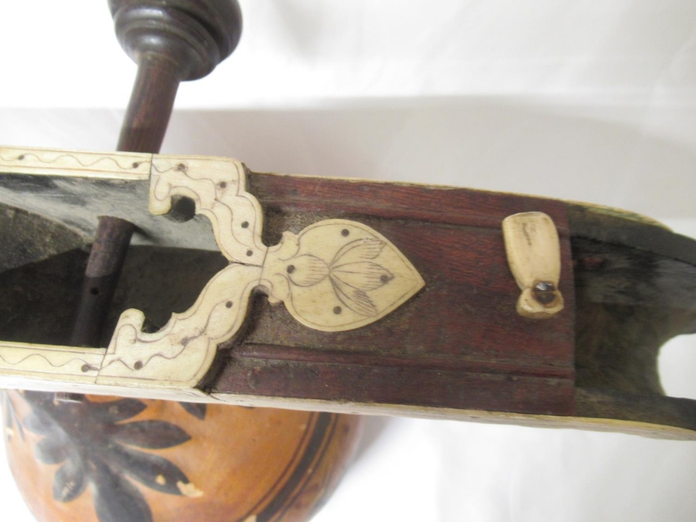 Large Old Indian Veena/Sitar with decorative floral bone banding, fluted bowl back, head stock - Bild 7 aus 11