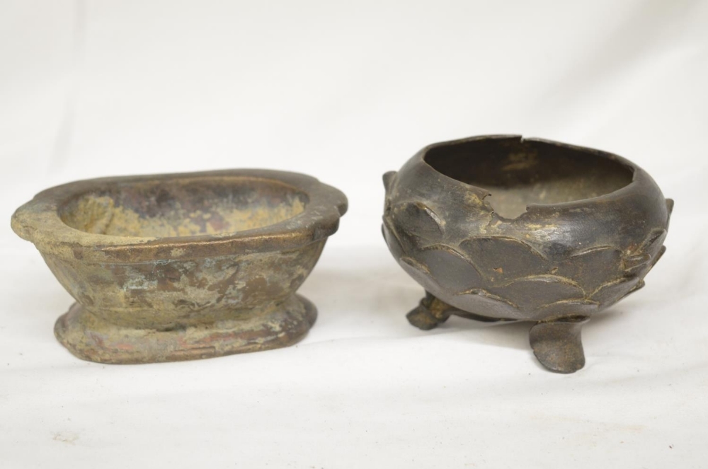 Circular Japanese bronze pot on 3 legs in the shape of a lotus flower (diameter 12cm) and a bronze