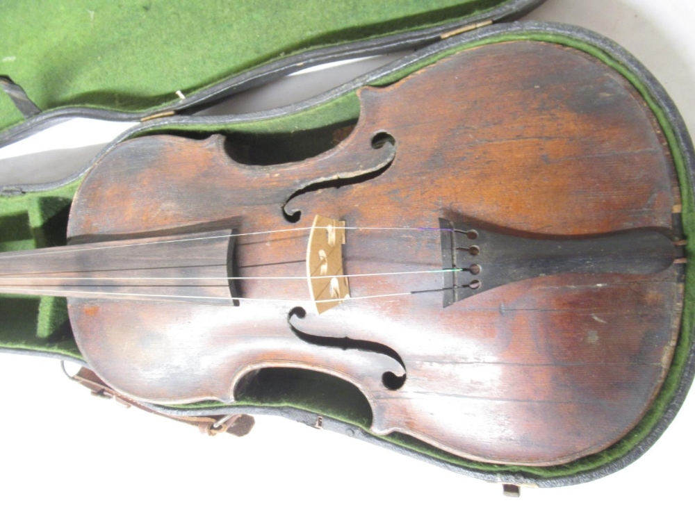 Assorted collection of Violins, cases and bows in various needs of repair and attention. (Victor - Bild 9 aus 10