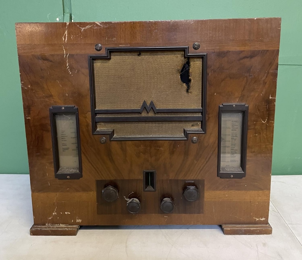 Circa 1920/30s art deco domestic radio in wooden casing. All Bakelite dials in good working order.