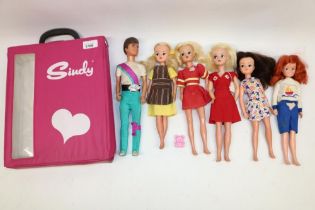 Walking Sindy 1971, three more 1970s Sindy dolls, 1980 Marie and a Paul doll, in Sindy travel case
