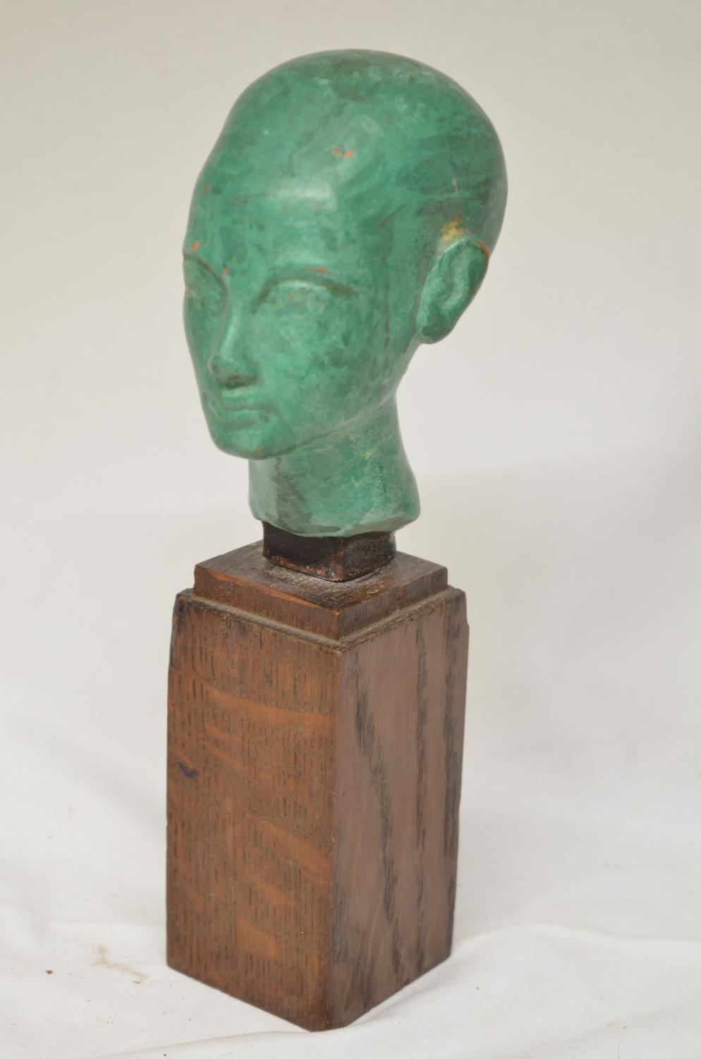 Modern reproduction green coloured female Egyptian style head (H23cm), a smaller and ancient - Bild 4 aus 5